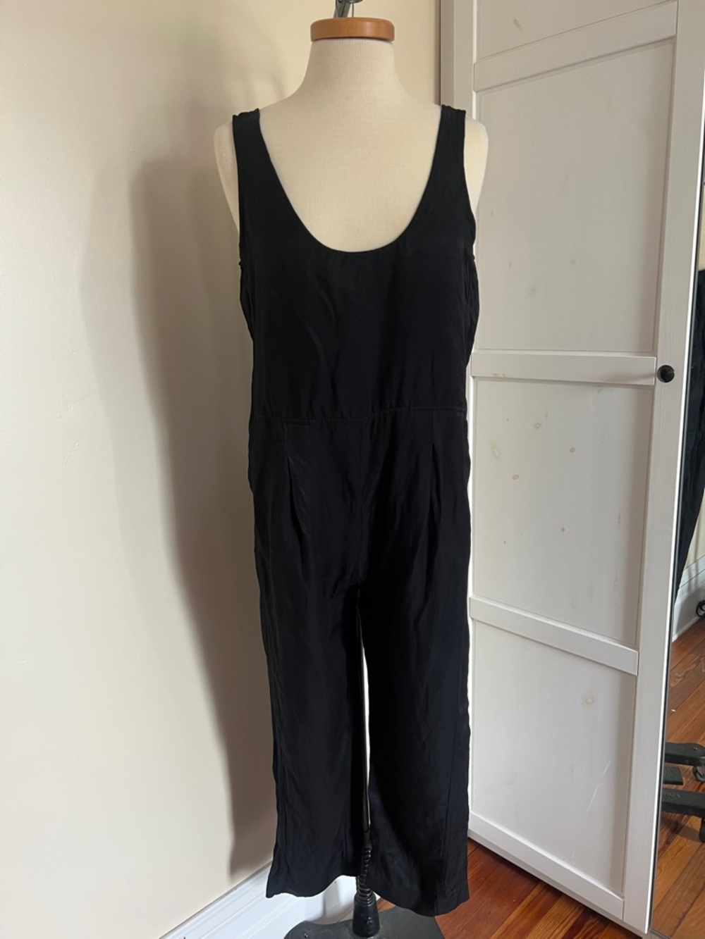 Banana Republic Black Sleeveless Wide Leg Jumpsuit Size Medium Pockets No Belt